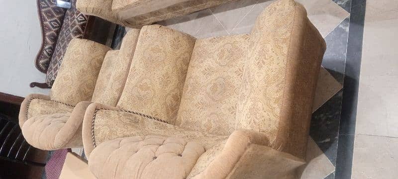 5 seater 9/10 condition sofa set urgent sale 3