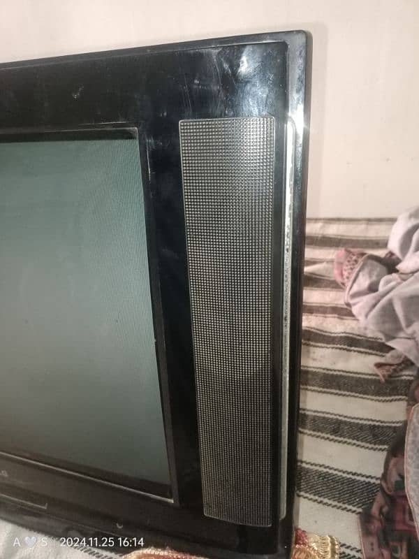 24" Ultra Slim LG (TV) 2