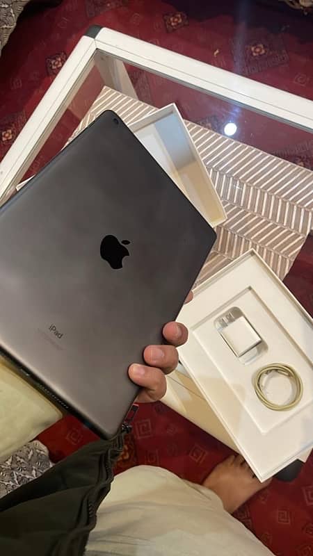 ipad 9th gen with box 0