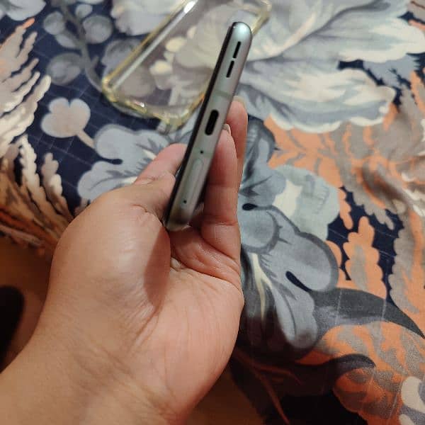 OnePlus 9R with 10/10 Condition 1