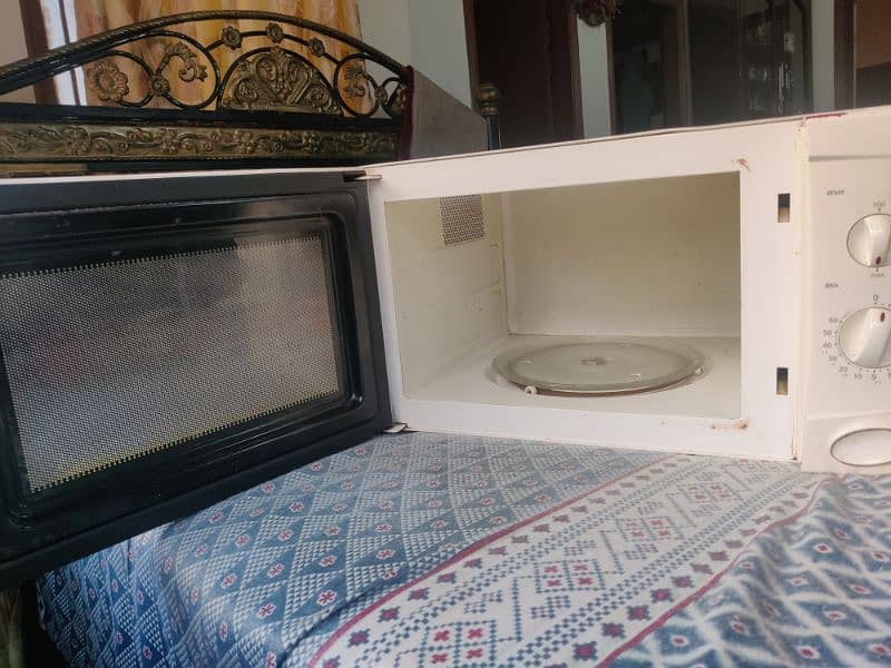 LG microwave good condition 2