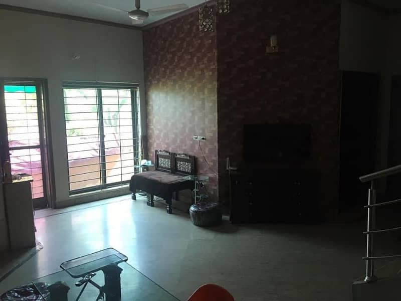 11 MARLA CORNER FACING PARK OLD HOUSE FOR RENT IN VALANCIA E1 BLOCK LAHORE. 3