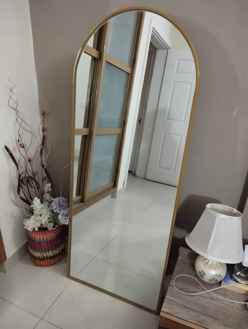 Standing full length mirror floor mirror in 6000 rs only 3