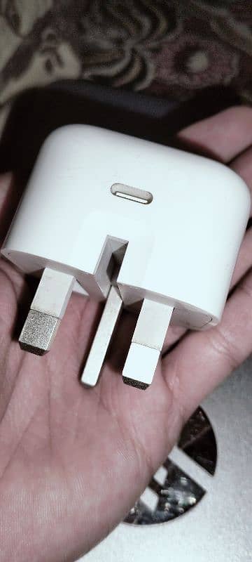 Apple USB-C Power Adapter (20W) 0