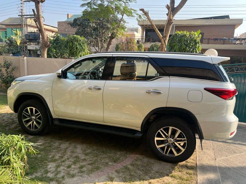 Toyota Fortuner V 2019 4