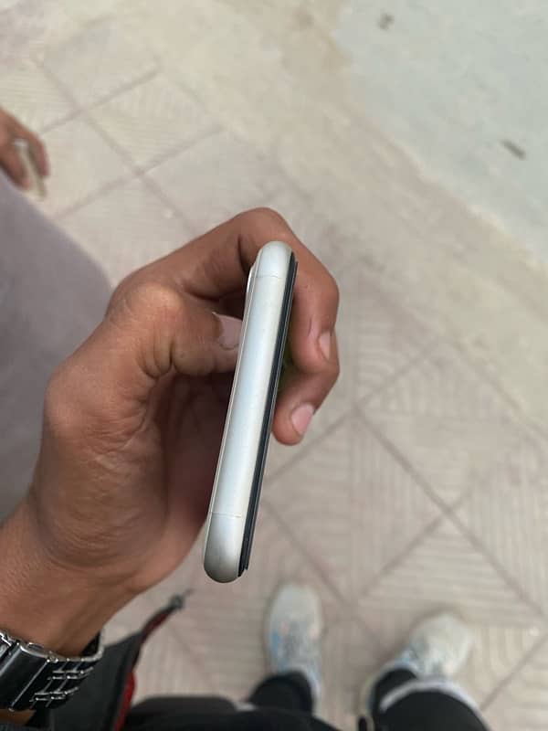 iPhone 11 64 GB 4