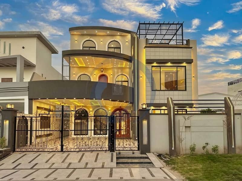 Luxury Triple Story House For Sale in Buch Executive Villa 0