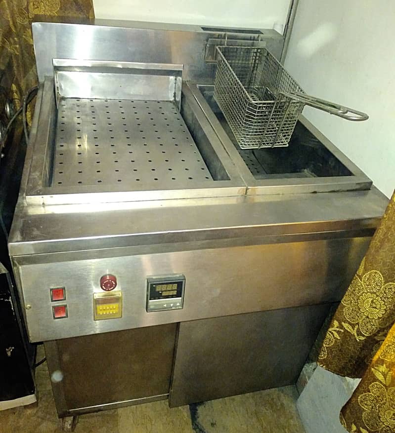 Hot plate , Fryer , Counter . Commercial. Fast Food. 6