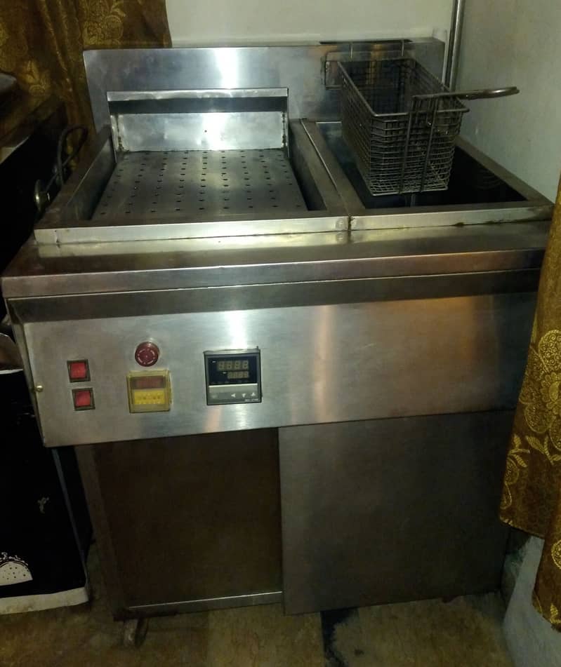 Hot plate , Fryer , Counter . Commercial. Fast Food. 7