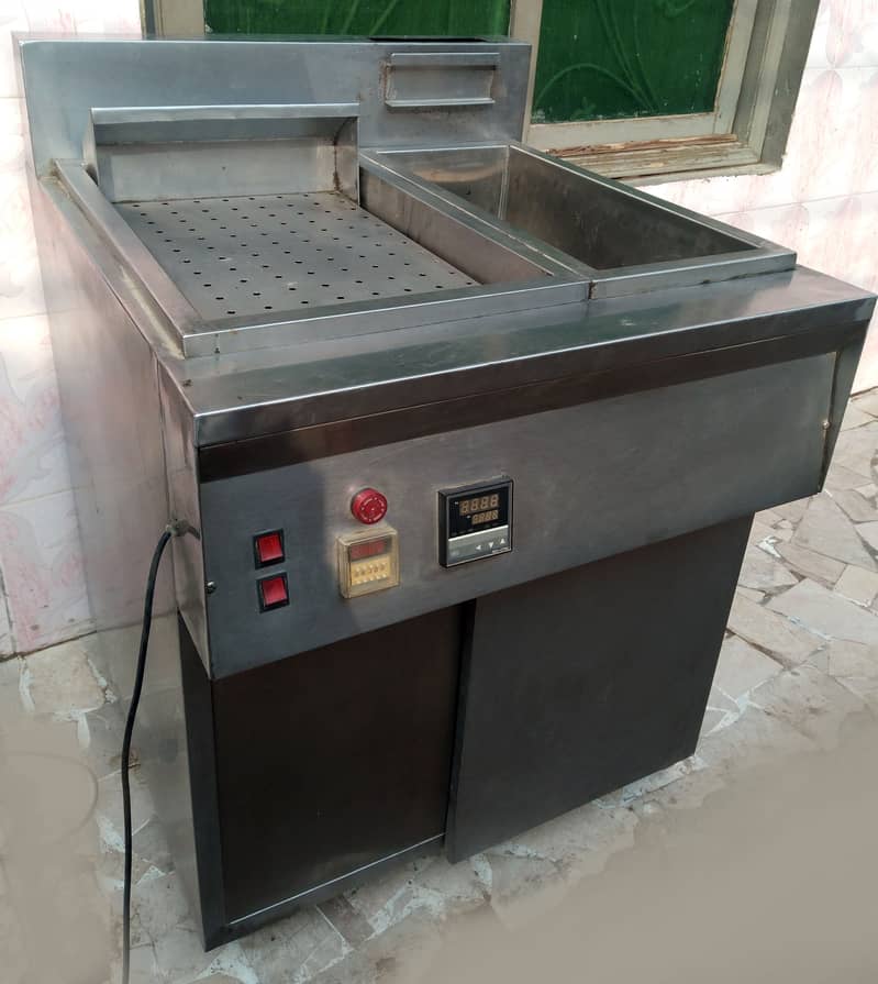 Hot plate , Fryer , Counter . Commercial. Fast Food. 9