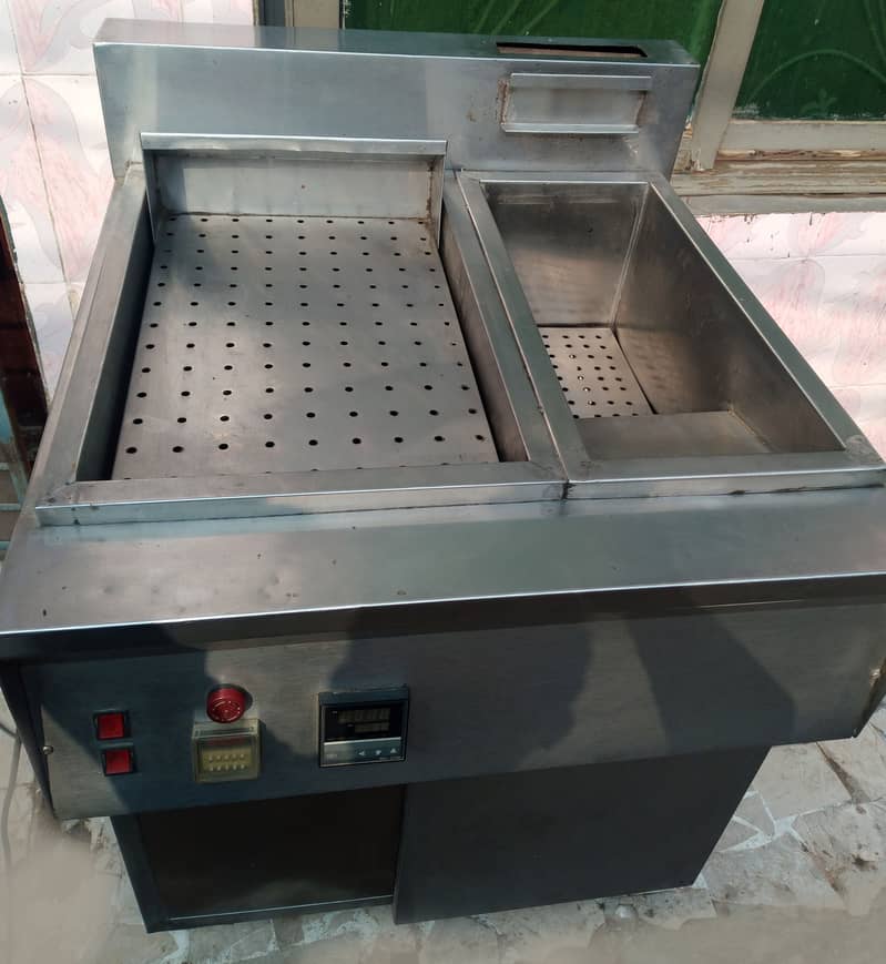 Hot plate , Fryer , Counter . Commercial. Fast Food. 11