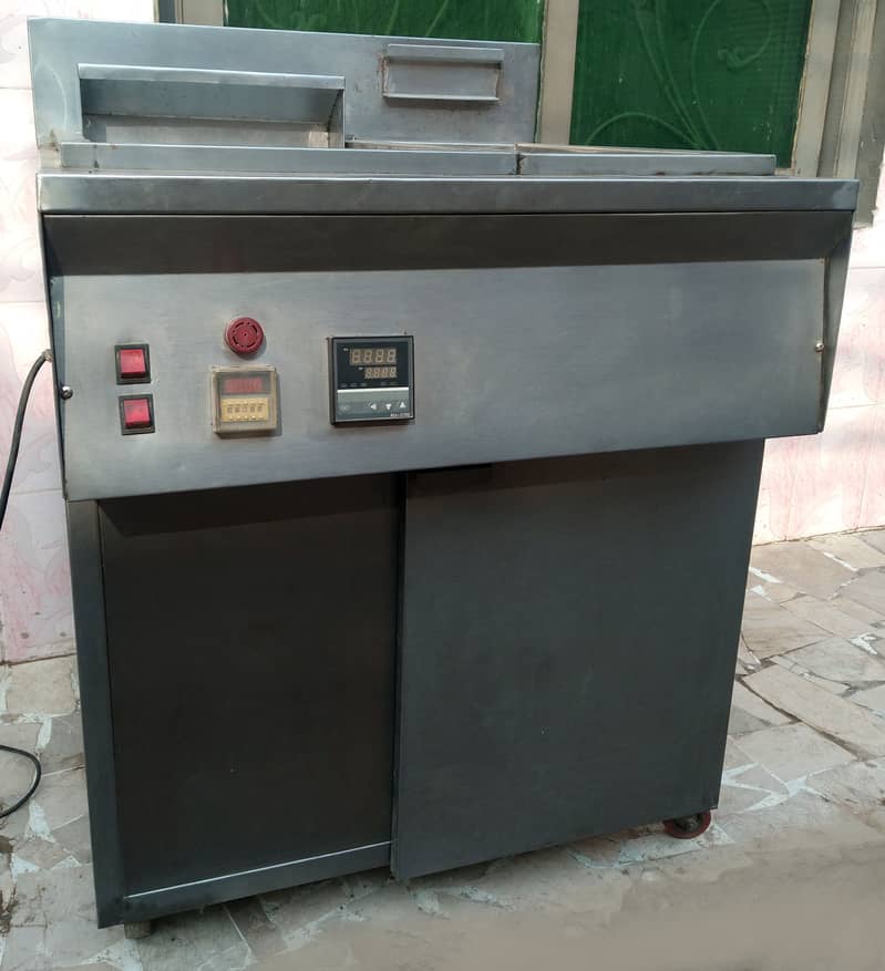 Hot plate , Fryer , Counter . Commercial. Fast Food. 12