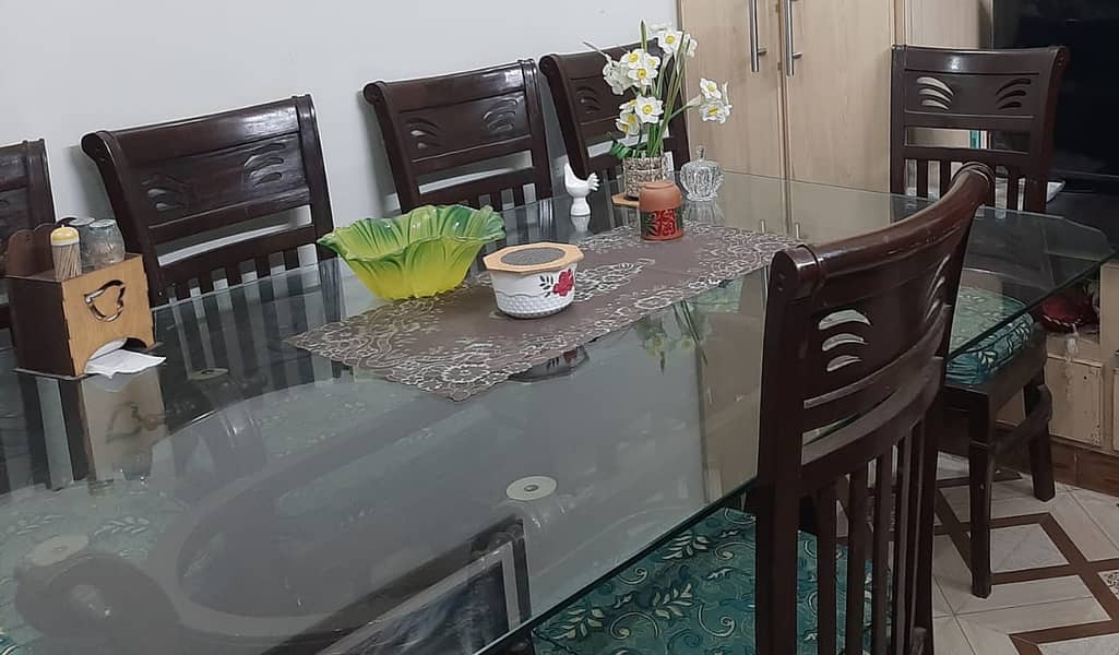 Dining Table with 8 chairs Neat condition 0