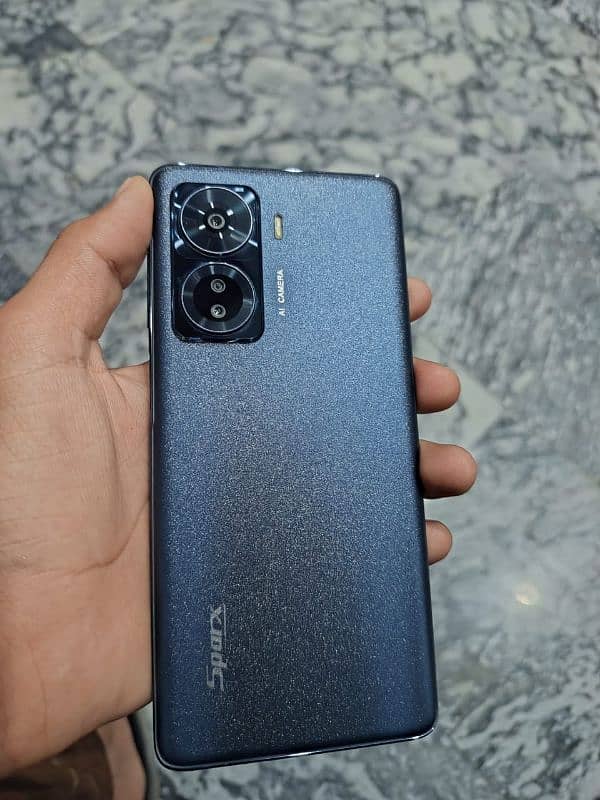 spark note 20 hai 10/10 condition hai sath box charger hai 1