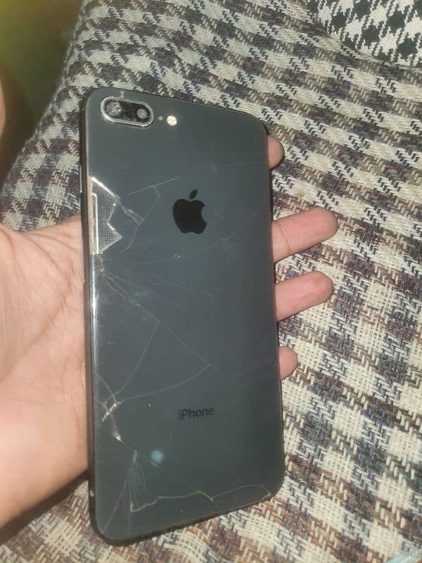 iphone 8+ all ok bass pnal  tota hua ha 1