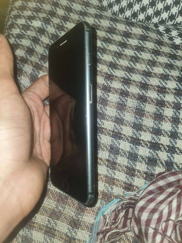 iphone 8+ all ok bass pnal  tota hua ha 3