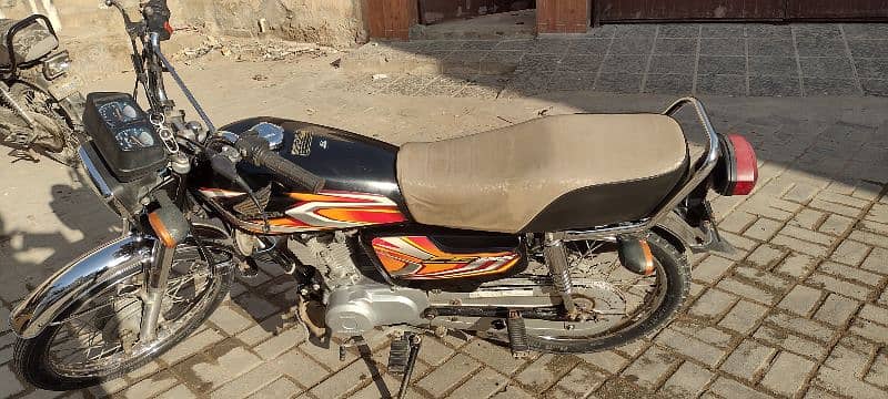 Honda 125 Black 2k22 model. 4