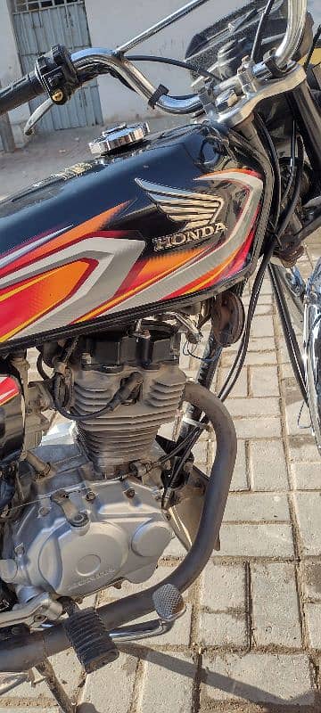 Honda 125 Black 2k22 model. 6