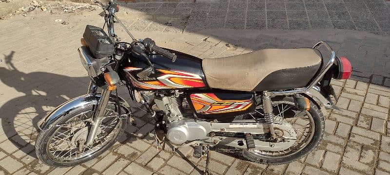 Honda 125 Black 2k22 model. 8