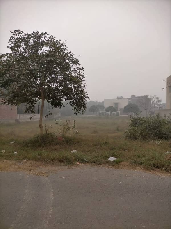 Spacious 1 Kanal Plot for Sale - Prime Location in DHA Lahore 0