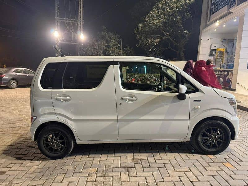 Suzuki Wagon R hybrid  2022 ( fuel average 25+] I'm city 11