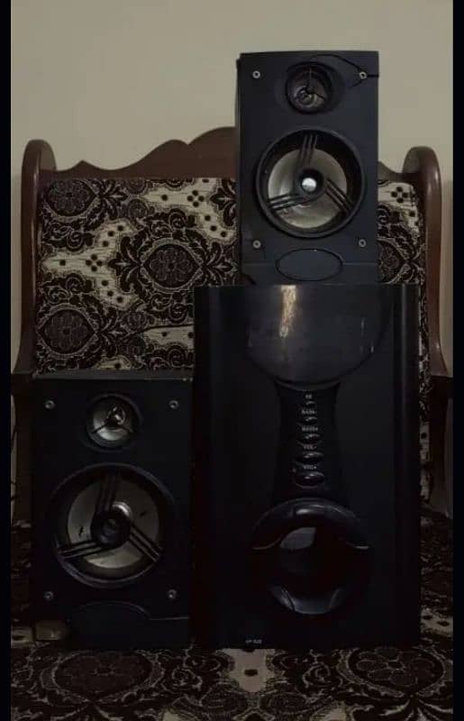 Amplifier/Woofer And 2 Speakers 0