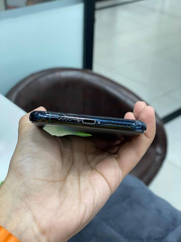 iphone 11 pro with box 6