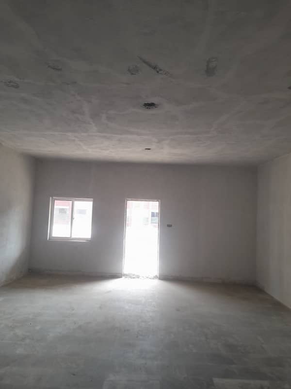 Dhai kanal commercial building for rent for school and office aur wear house ka lia khali ha 10