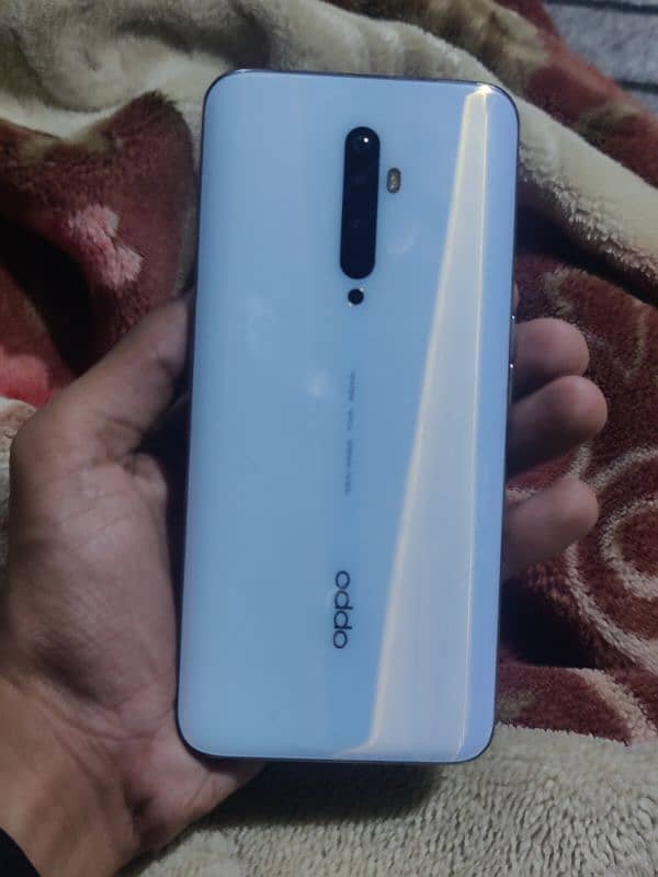 OPPO Reno 2f 8+3/128. 3