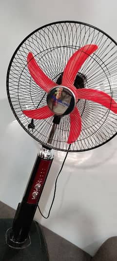 Rechargable floor fan with 4 hour battery backup