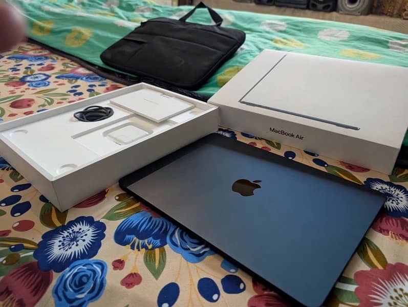 Macbook Air M2 2022 urgent sale 0