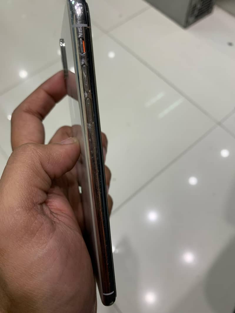 Apple iPhone XS Max 9