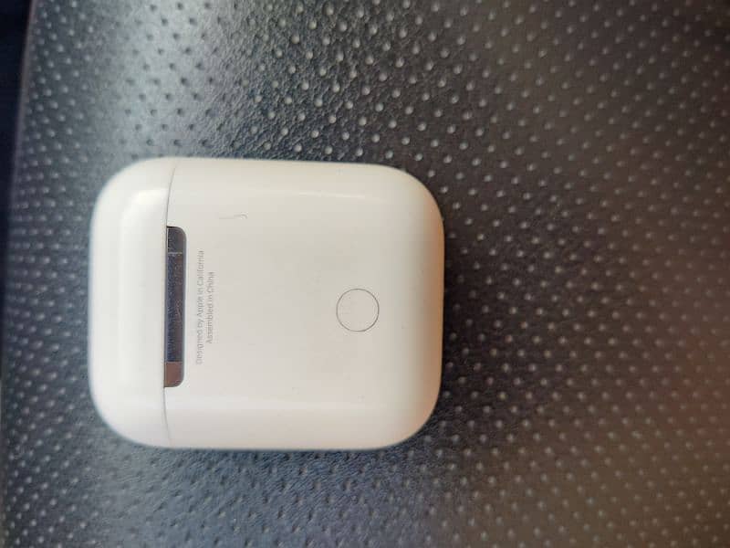 Apple airpod 2nd Generation 4