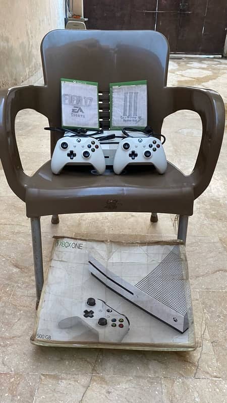 xbox one s with 2 controllers 0