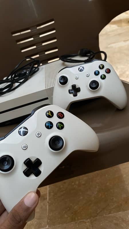 xbox one s with 2 controllers 3