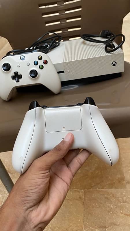 xbox one s with 2 controllers 4