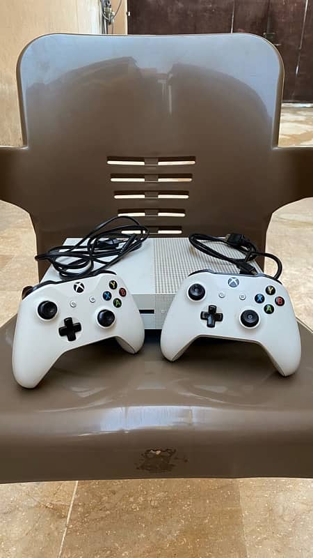 xbox one s with 2 controllers 5