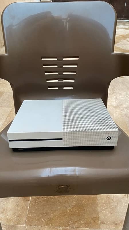 xbox one s with 2 controllers 7