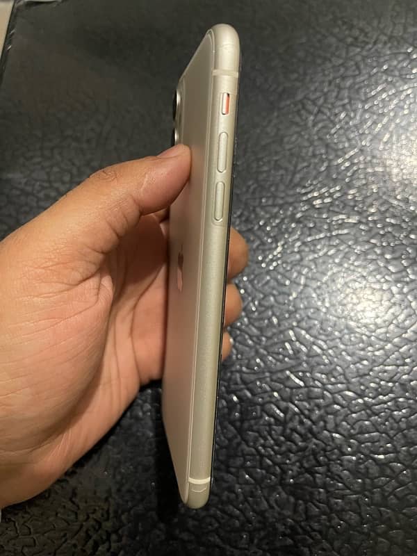 iPhone 11, 128GB, Waterpack, PTA, 83%, Single-hand use 3