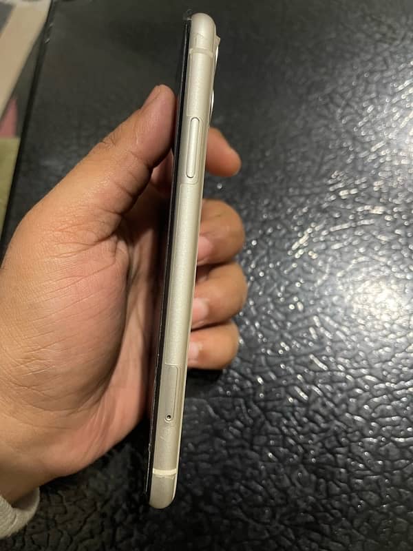 iPhone 11, 128GB, Waterpack, PTA, 83%, Single-hand use 5