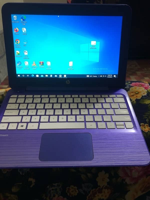 hp laptop small size 1