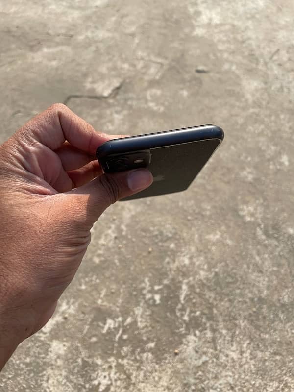 iPhone 11 64GB Black 2