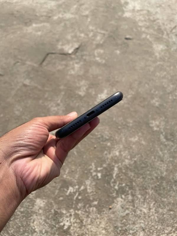 iPhone 11 64GB Black 3