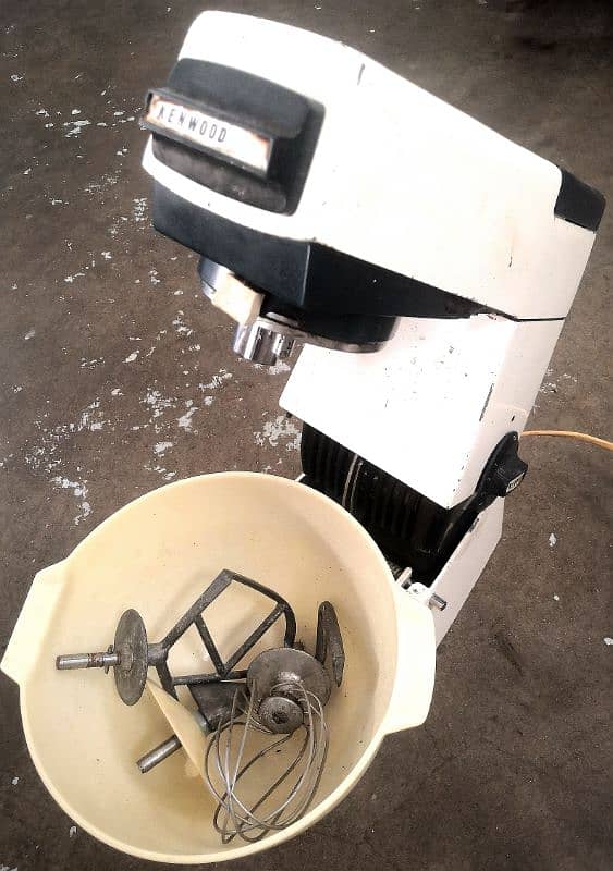 Kenwood chef dough mixer with 3 attachments good condition 0