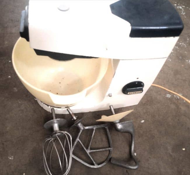 Kenwood chef dough mixer with 3 attachments good condition 2