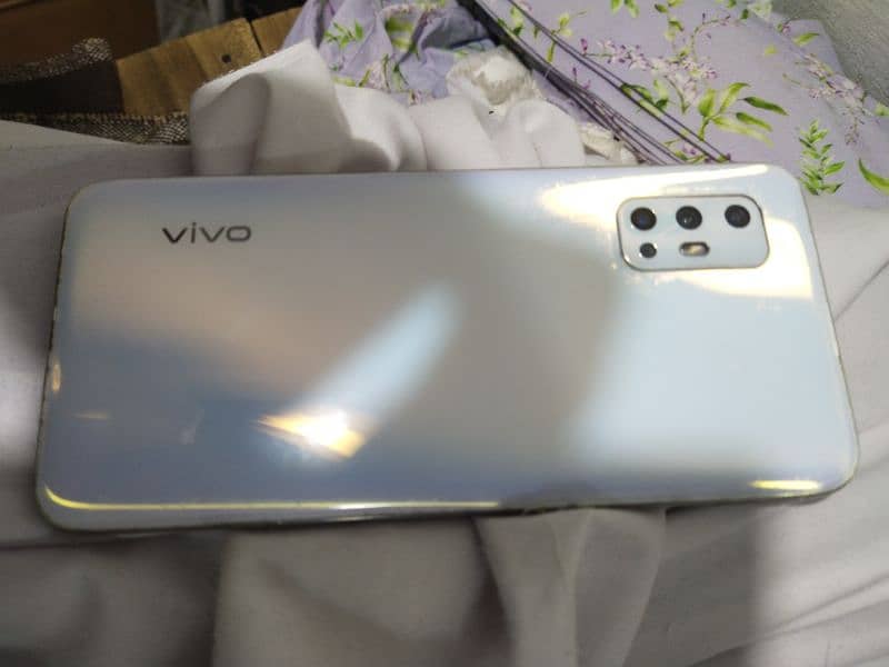 vivo v17. . . 8/256 memory,fast finger indisplay 3