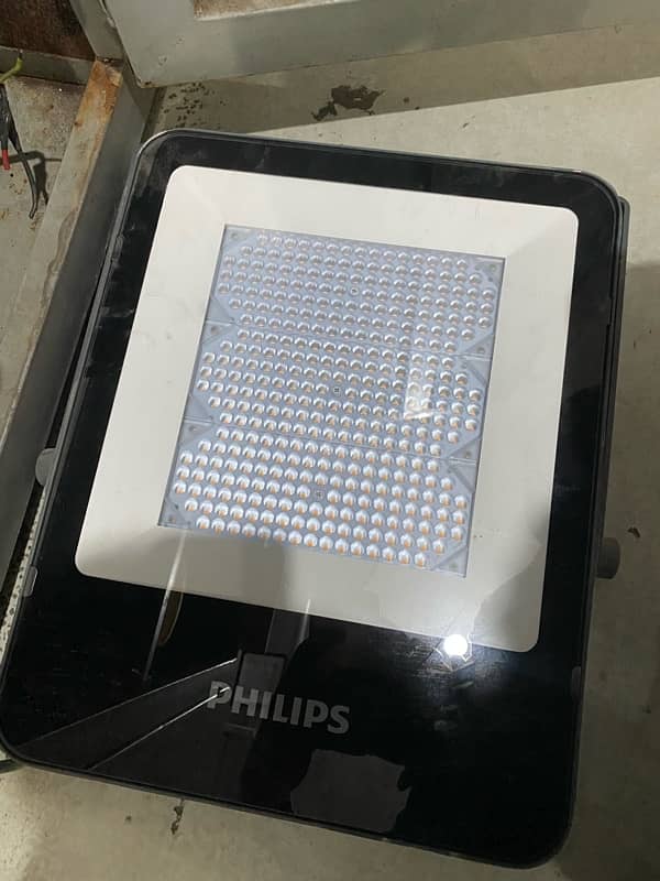 Phillps original light 200W  and Fwam ligts 150W 9