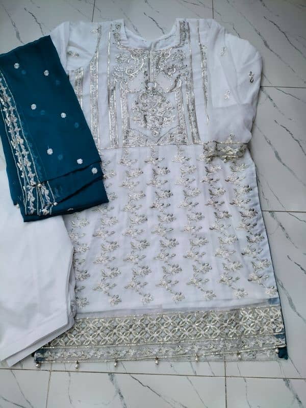 Through Away Prices m wedding Party wear dresses. . . Behtreen condition 3