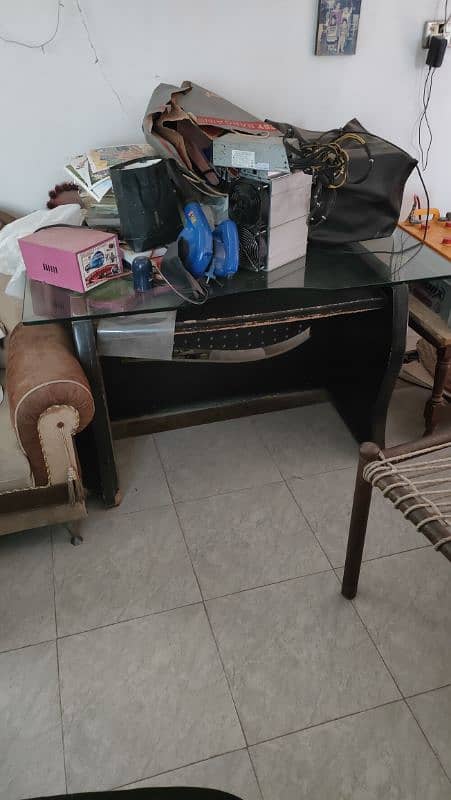 Office table good condition 1