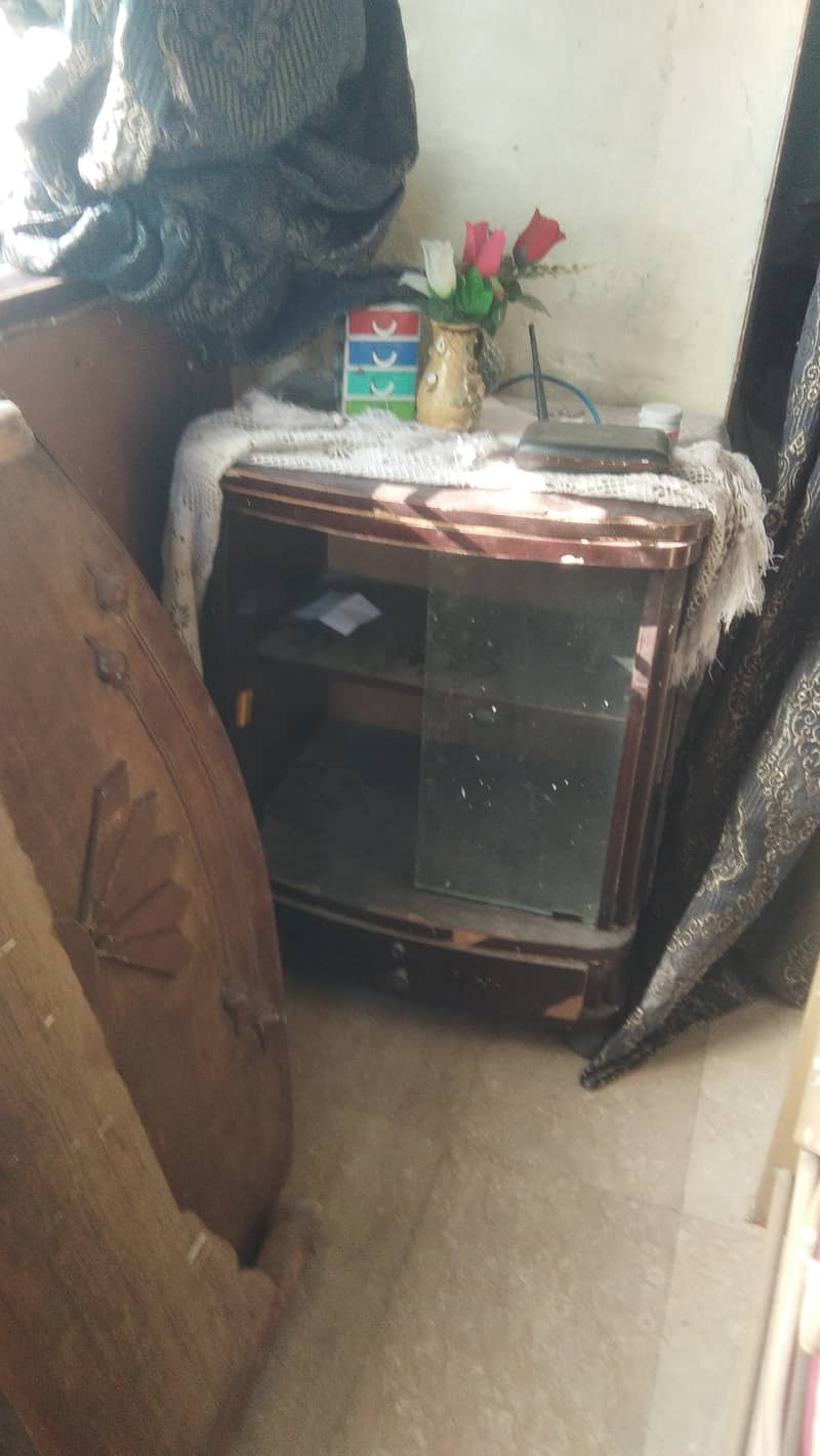 Single wood bed and tea/TV trolly for sale 1